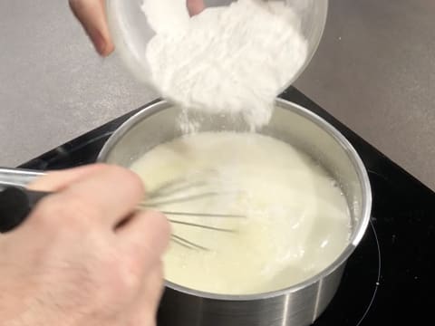 Ajout des poudres dans casserole