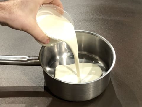 Crème versée dans casserole