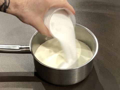 Sucre versé dans casserole