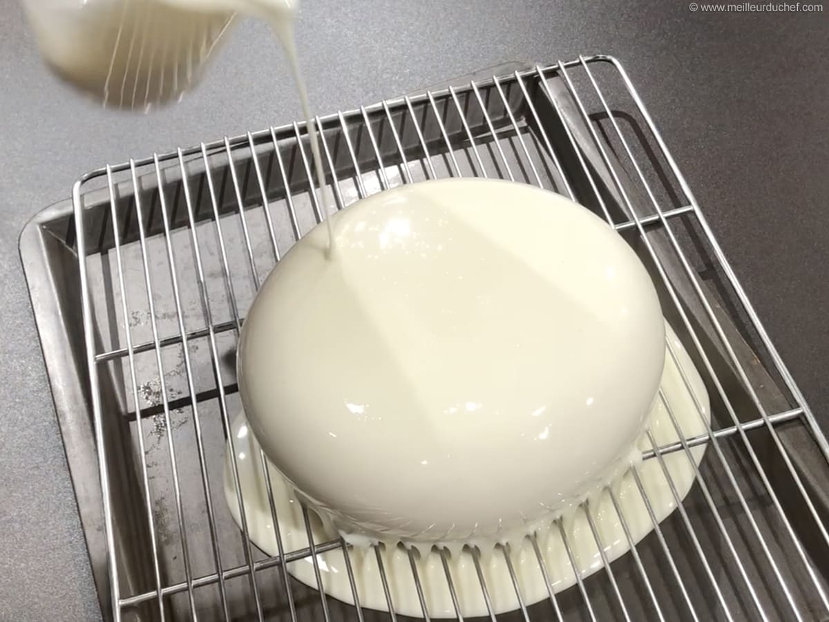 Gâteau miroir : une pâtisserie au glaçage brillant. 