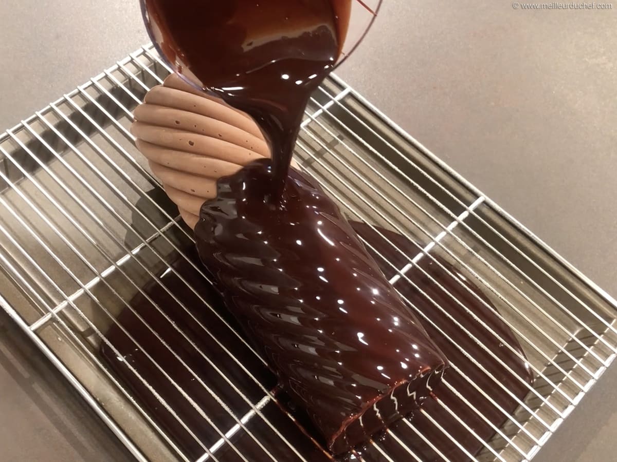 Le glaçage miroir chocolat noir - Les desserts de Julien