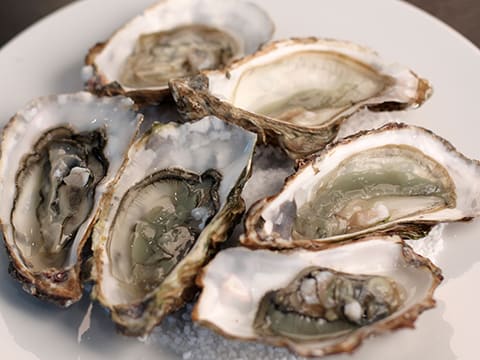 Coquille d'huître dorée à servir - Huître et perle dans une huître