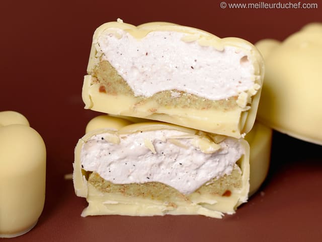 Lapin au chocolat blanc, cœur guimauve vanillée et croustillant pistache