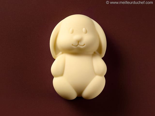 Lapin au chocolat blanc, cœur guimauve vanillée et croustillant pistache