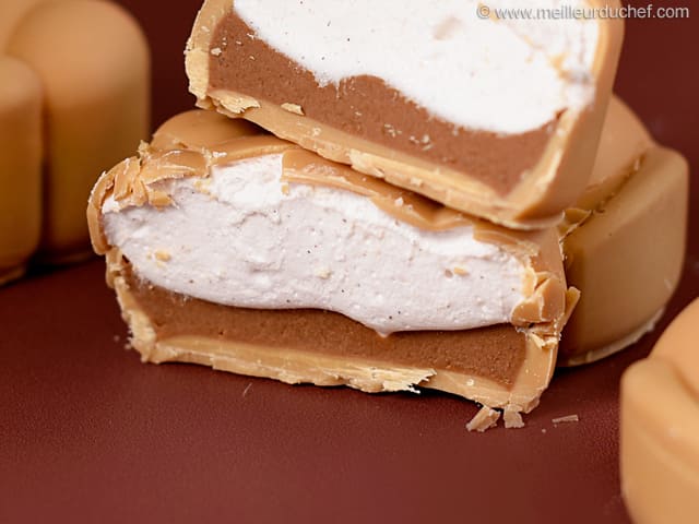 Lapin au chocolat blond Dulcey, cœur guimauve vanillée & praliné fondant