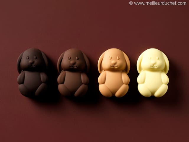 Lapin au chocolat blond Dulcey, cœur guimauve vanillée & praliné fondant