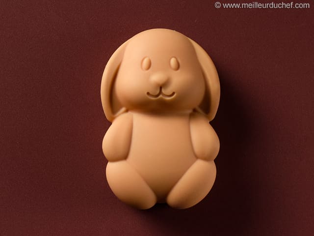 Lapin au chocolat blond Dulcey, cœur guimauve vanillée & praliné fondant
