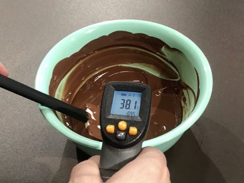 Prise de la température du chocolat fondu