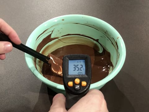 Prise de la température du chocolat fondu