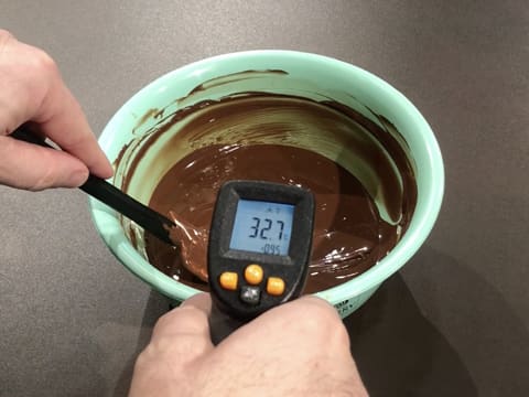 Prise de la température du chocolat fondu