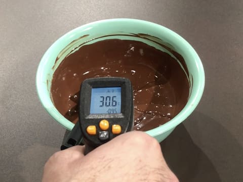 Prise de la température du chocolat fondu