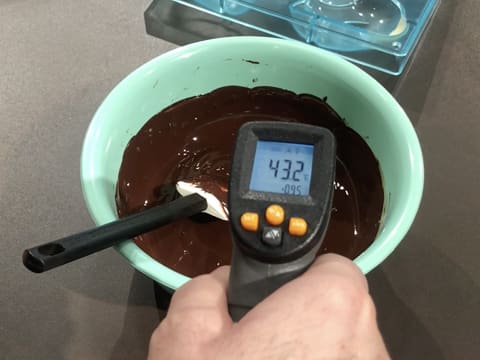 Prise de la température du chocolat fondu