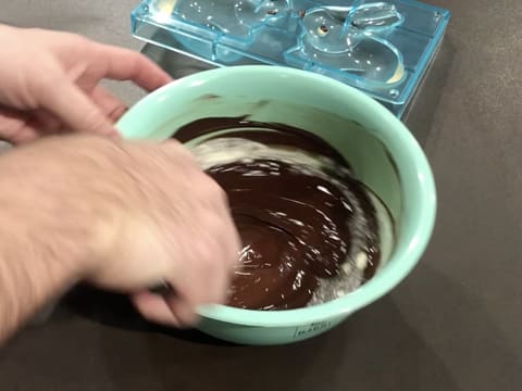 Mélange du chocolat fondu