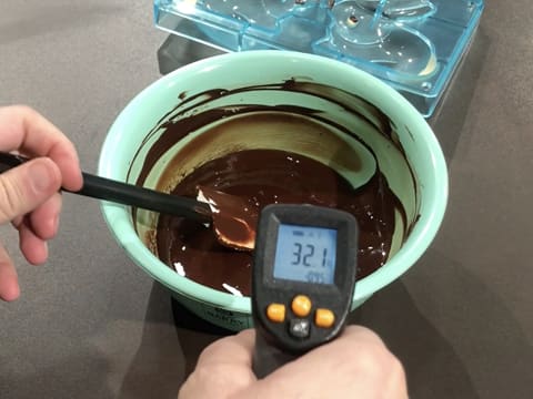 Prise de la température du chocolat fondu