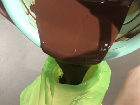 Le chocolat dans une poche pâtissière