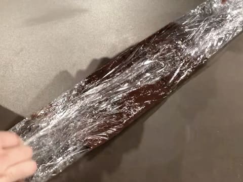 Papier film avec chocolat fondu plié