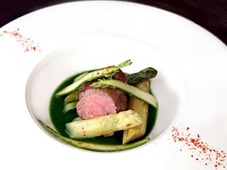 Lepoa rôti, jus  de cresson, asperges crues et cuites