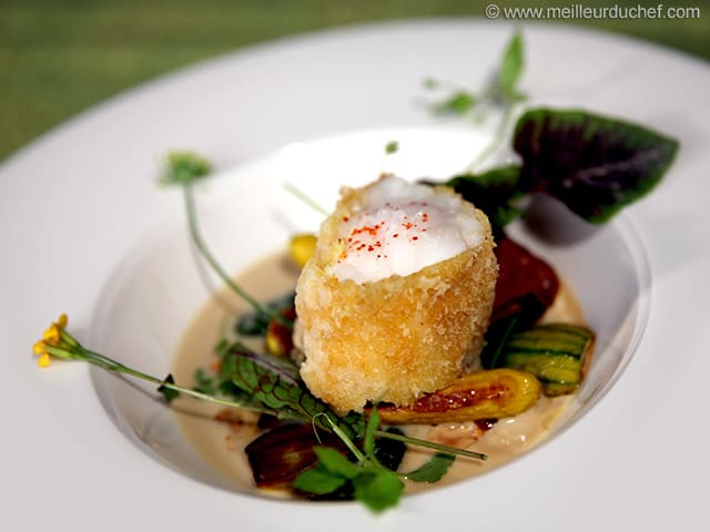 Lotte épicée croustillante, courgettes rôties et bouillon de coco