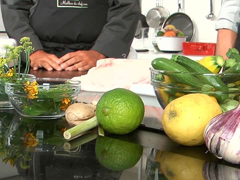 Lotte épicée croustillante, courgettes rôties et bouillon de coco - 1