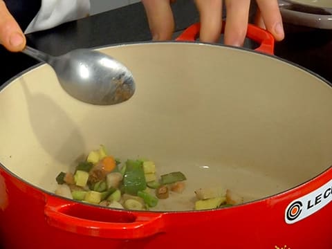 Lotte épicée croustillante, courgettes rôties et bouillon de coco - 14