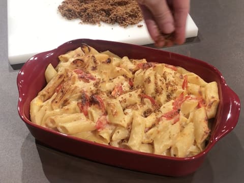 La surface du Mac and cheese est saupoudrée de chapelure dorée