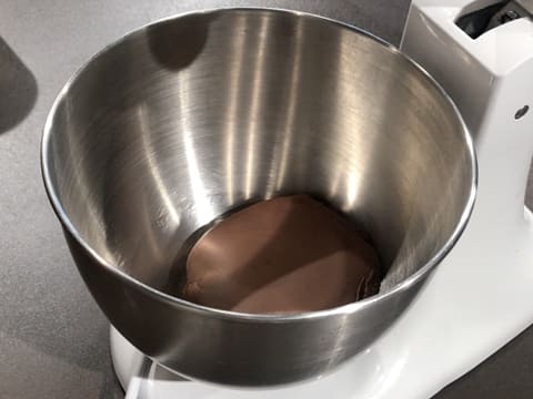 Ganache au chocolat dans une cuve