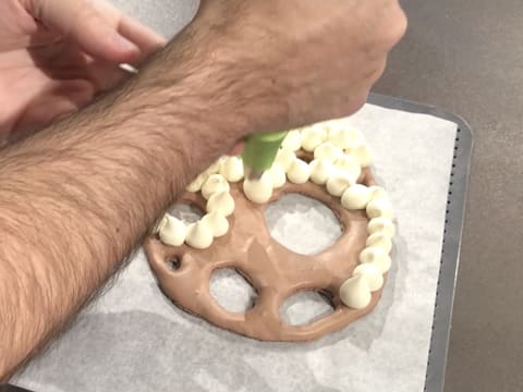 Pochage de la ganache au chocolat sur le biscuit