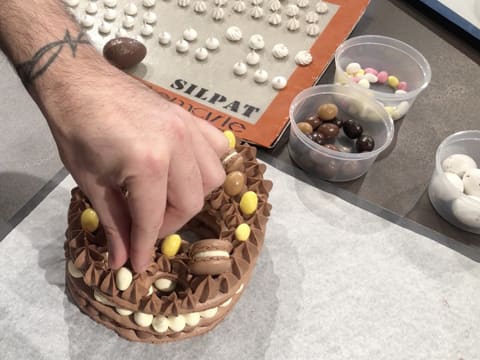 Décoration du macaron en forme d'oeuf