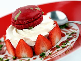 Macaron fraise et pistache et sa crème chantilly