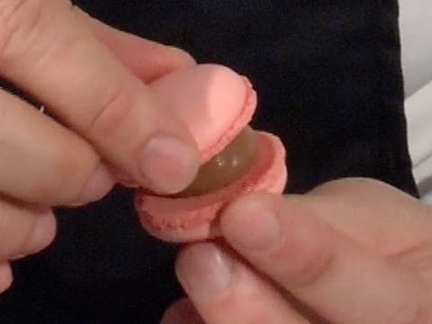 Macarons framboise fourrés chocolat - 43