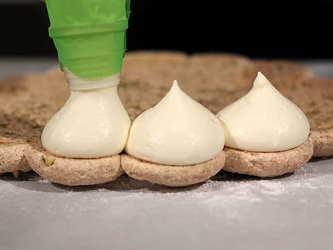 Macaron pistache, framboises et crémeux au chocolat blanc - 44