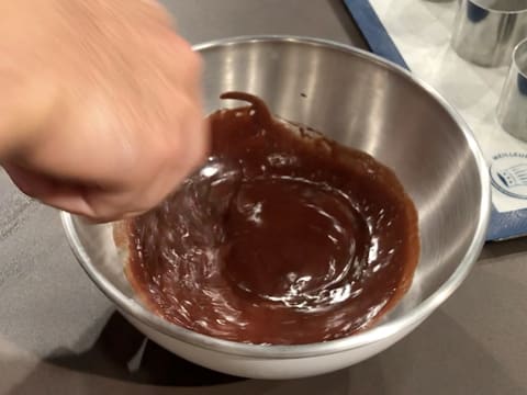 Mélange au fouet de la préparation chocolatée