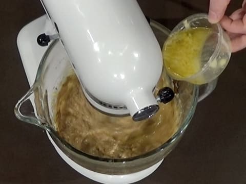 Ajout du beurre fondu dans la crème au café, dans la cuve du batteur
