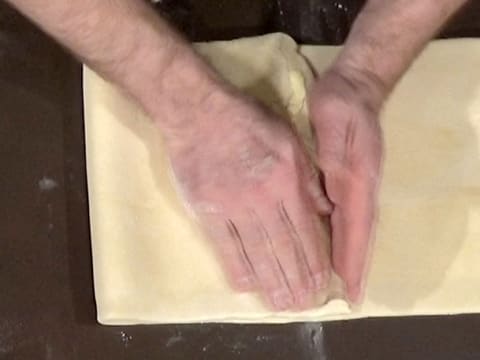 Un côté de la pâte est rabattu vers le centre