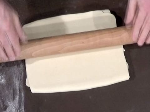 La pâte feuilletée est abaissée en un carré