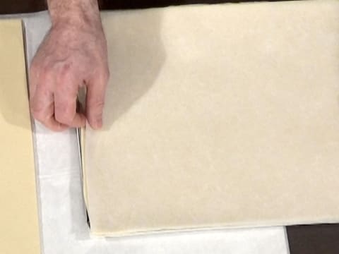 La pâte feuilletée est recouverte d'une feuille de papier sulfurisé