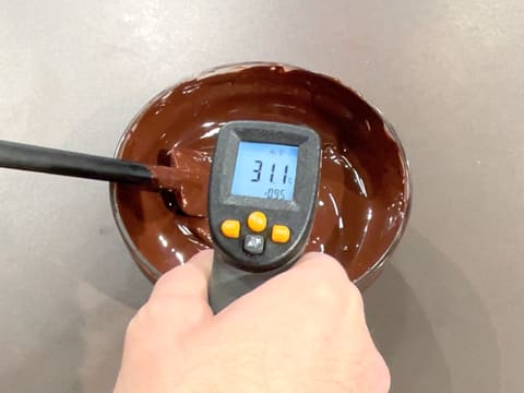 Prise de la température du chocolat fondu