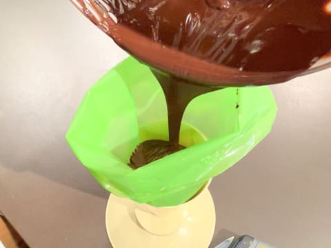 Chocolat fondu dans poche à douille