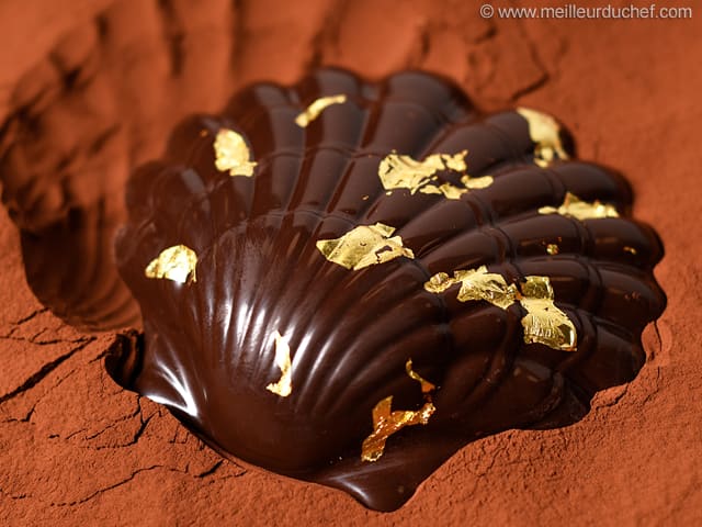 Moulage d'un coquillage en chocolat