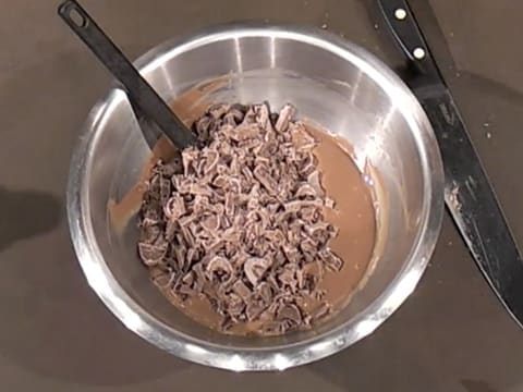 Moulage d'un ourson en chocolat pour Pâques - 10