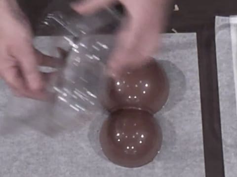 Moulage d'un ourson en chocolat pour Pâques - 104