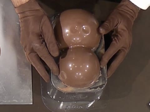 Moulage d'un ourson en chocolat pour Pâques - 111