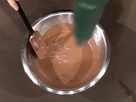 Moulage d'un ourson en chocolat pour Pâques - 13