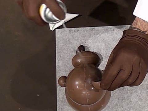 Moulage d'un ourson en chocolat pour Pâques - 141