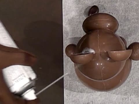 Moulage d'un ourson en chocolat pour Pâques - 142