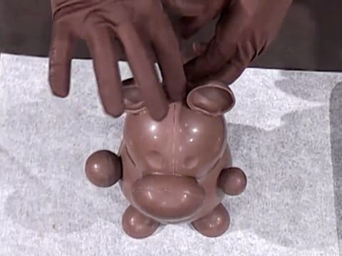 Moulage d'un ourson en chocolat pour Pâques - 144