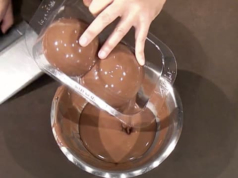 Moulage d'un ourson en chocolat pour Pâques - 22