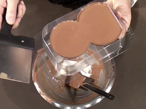 Moulage d'un ourson en chocolat pour Pâques - 31