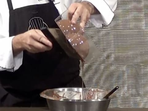 Moulage d'un ourson en chocolat pour Pâques - 33