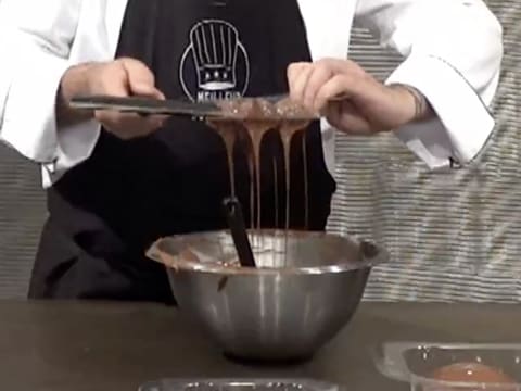 Moulage d'un ourson en chocolat pour Pâques - 49